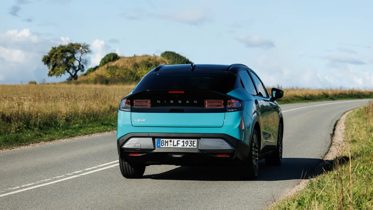 Nowy Nissan LEAF widziany z tyłu podczas jazdy po drodze