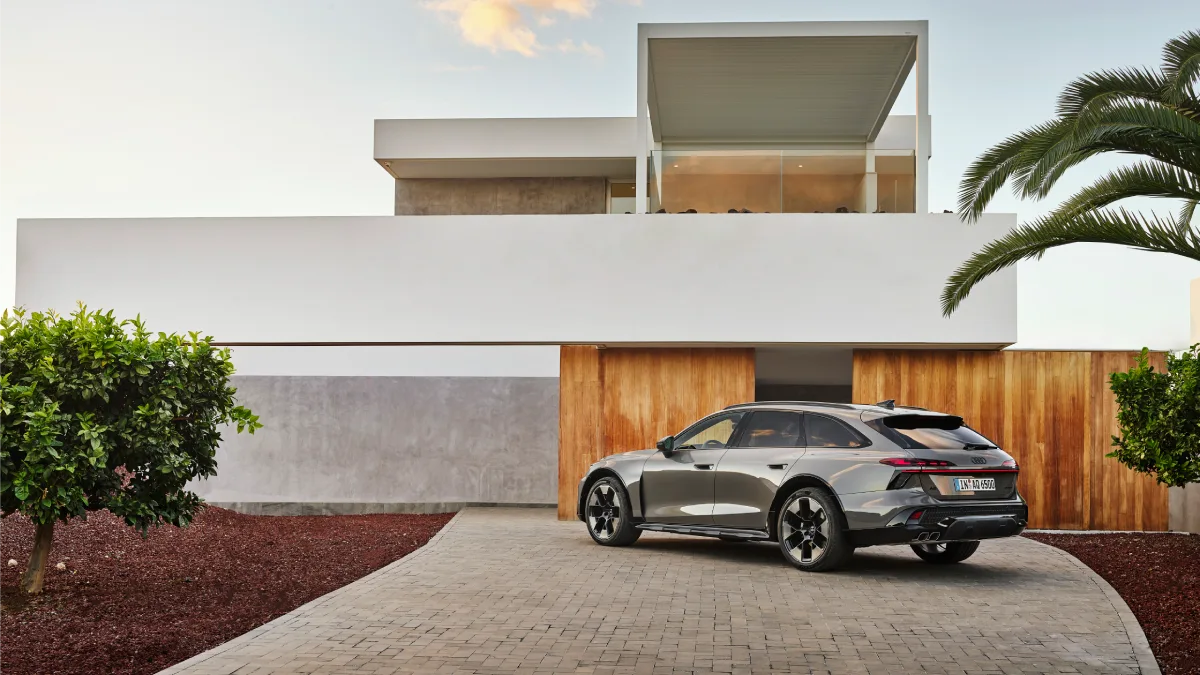 Nowe Audi A6 allroad 2026 widziane z boku i z tyłu przy nowoczesnym budynku