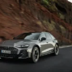 Nowe Audi A6 allroad 2026 z przodu podczas jazdy po górskiej drodze