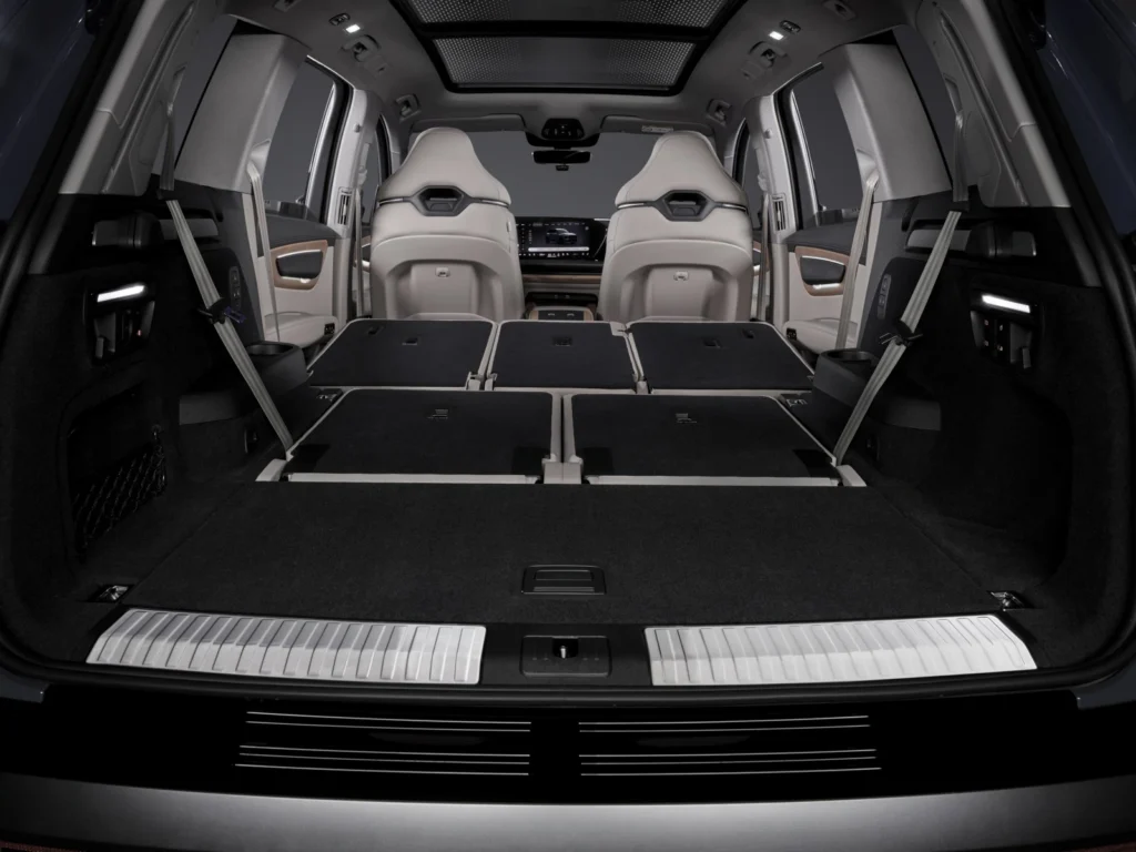 Bagażnik nowego Audi Q7 2026 ze złożonymi siedzeniami