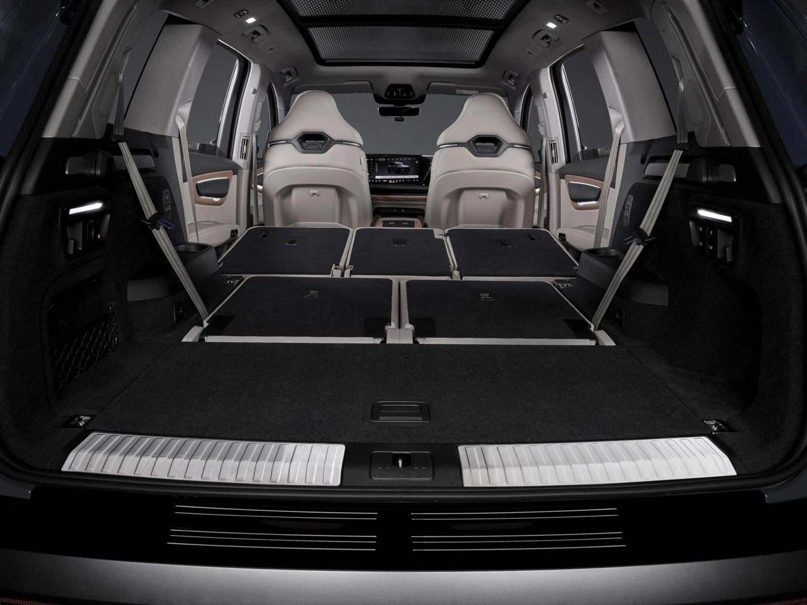 Bagażnik nowego Audi Q7 2026 ze złożonymi siedzeniami
