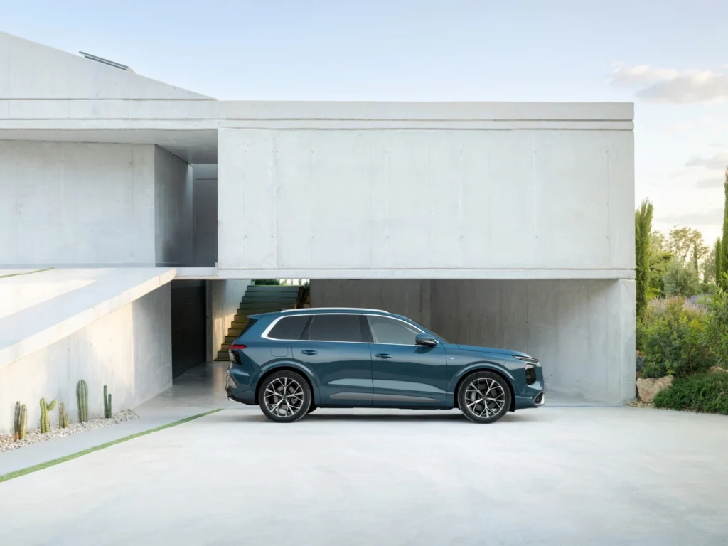 Nowe Audi Q7 2026 z boku pokazujące linię dużego SUV-a premium