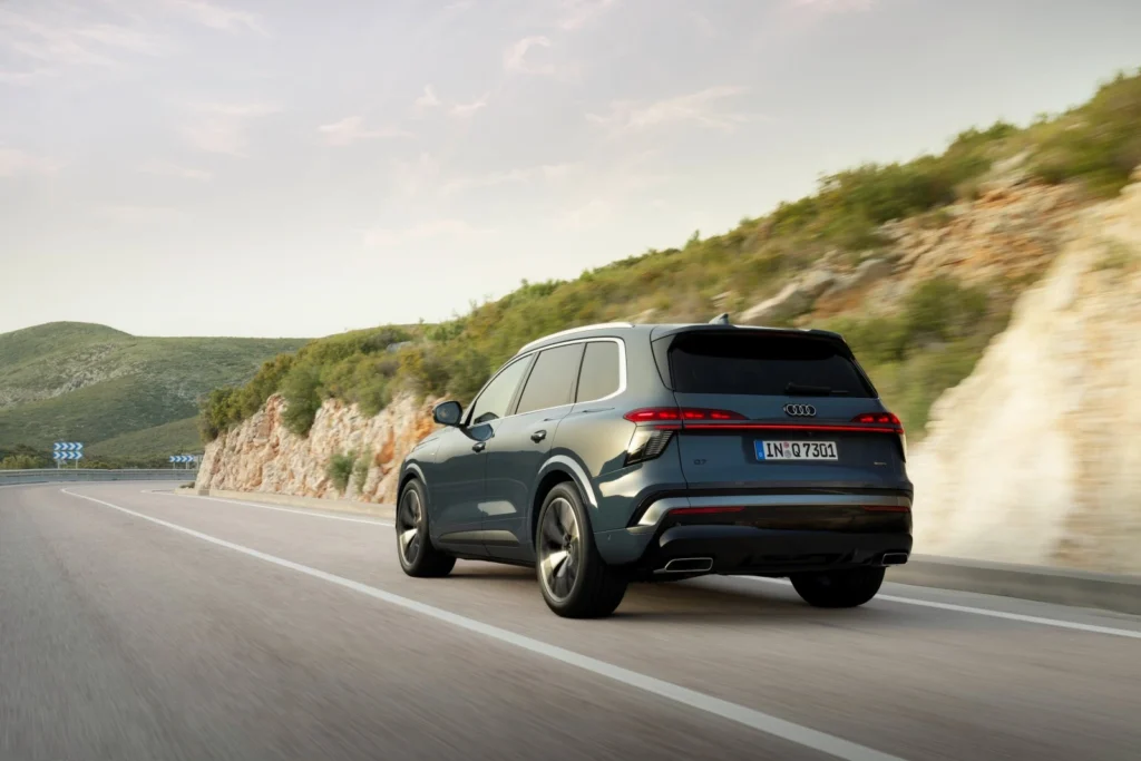 Nowe Audi Q7 2026 jadące trasą z widocznym tyłem nadwozia