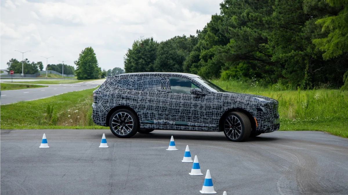 Nowe BMW X5 w kamuflażu widziane z boku podczas testów