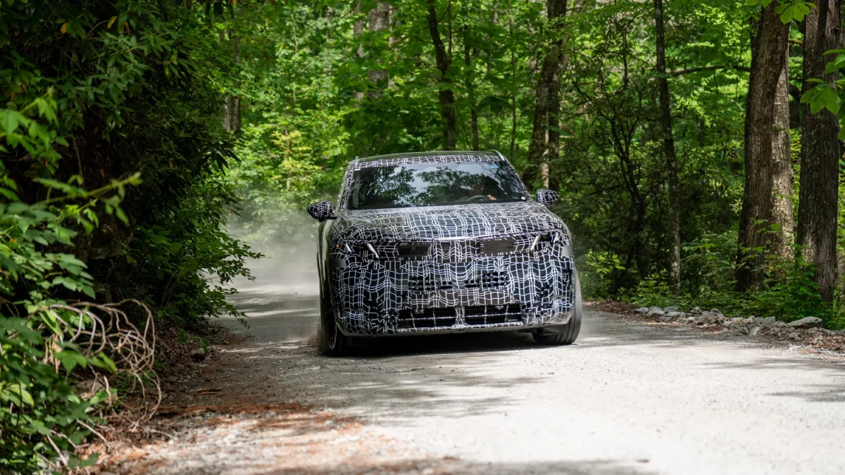 Nowe BMW X5 w kamuflażu podczas testów na leśnej drodze