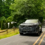 Nowe BMW X5 w kamuflażu z przodu podczas dynamicznych testów drogowych