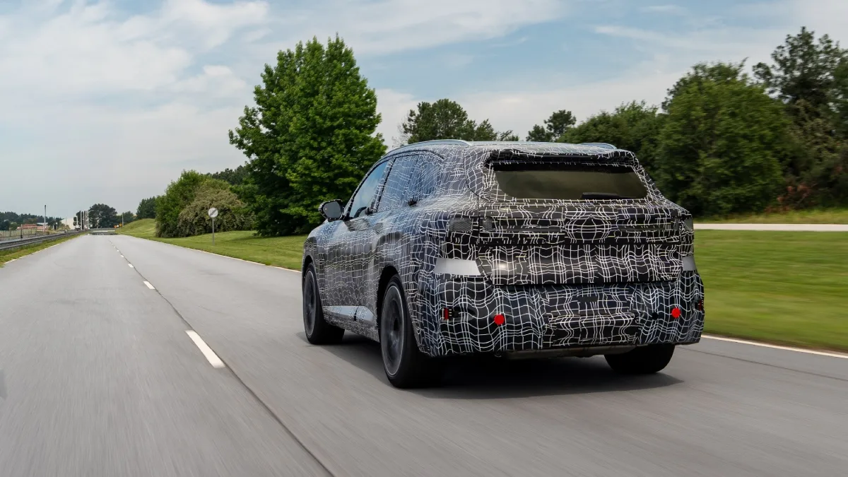 Nowe BMW X5 w kamuflażu widziane od tyłu podczas testów drogowych