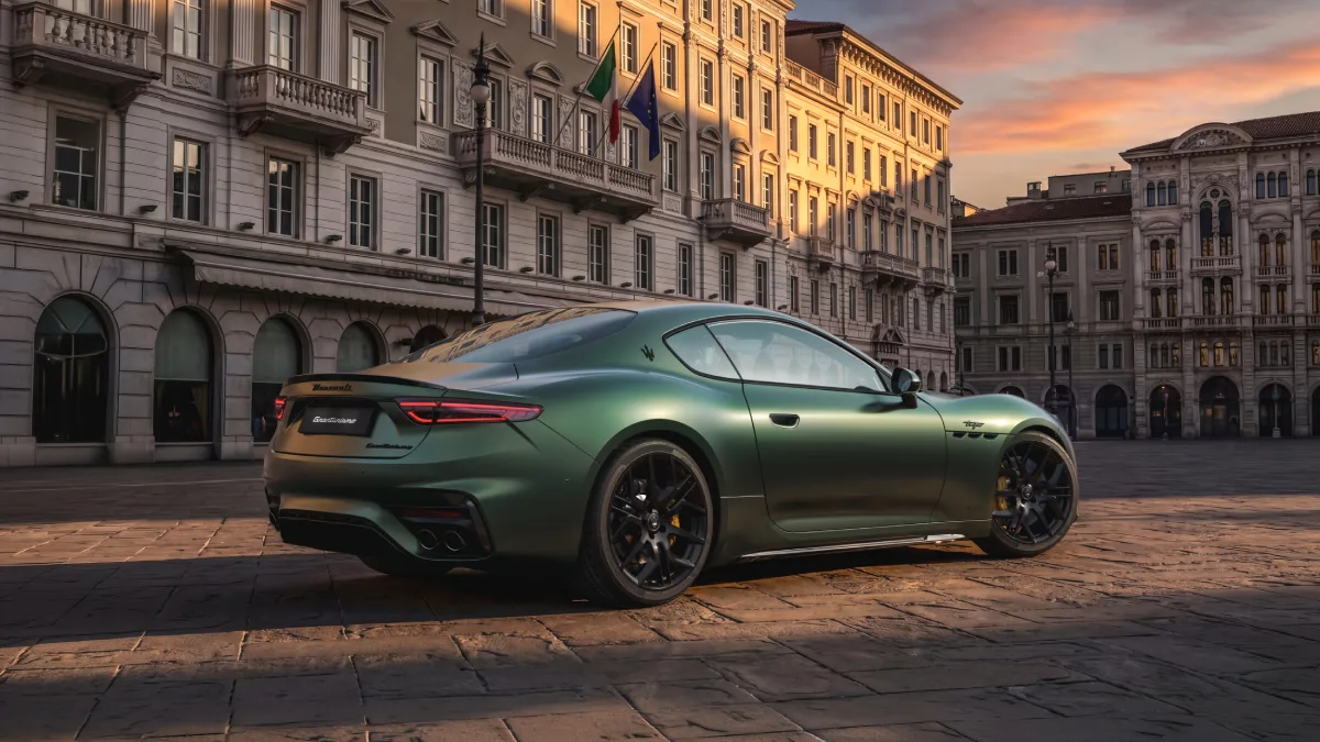Nowe Maserati GranTurismo Trofeo o mocy 590 KM widziane od tyłu