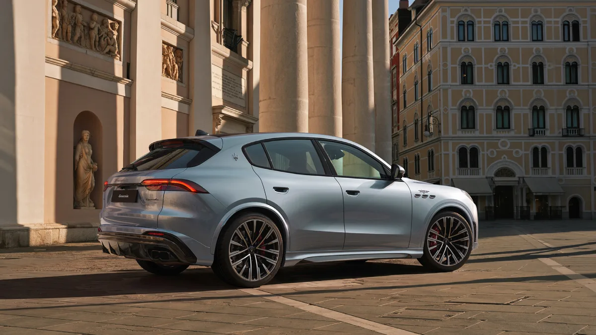 Nowe Maserati Grecale V6 o mocy 390 KM widziane od tyłu
