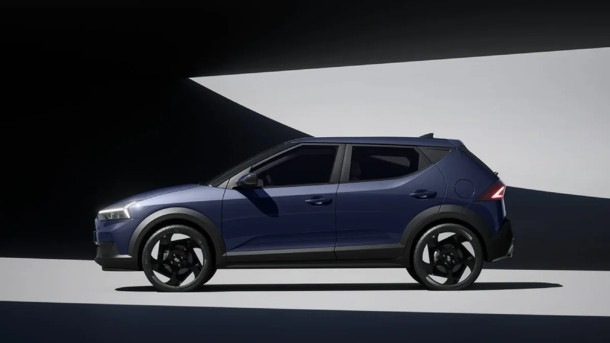 Nowy Hyundai i20 2026 z boku w wersji o crossoverowej stylistyce