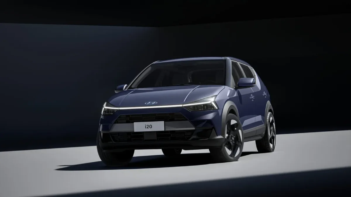 Nowy Hyundai i20 2026 z przodu w niebieskim lakierze