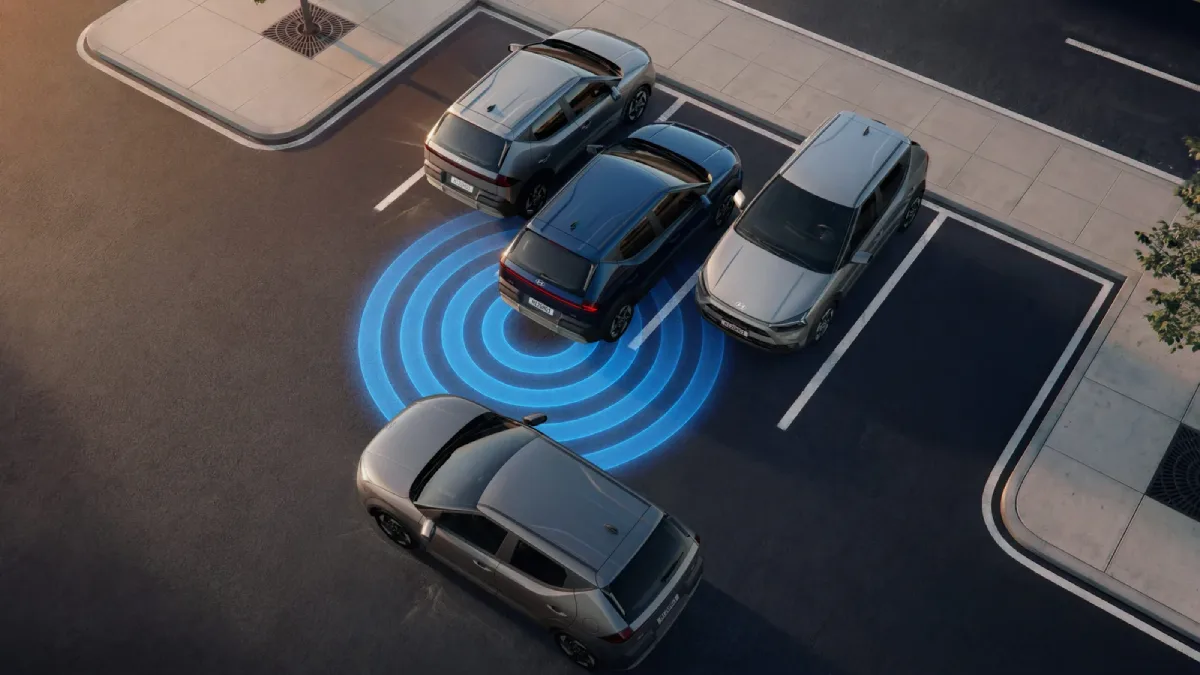 Nowy Hyundai i20 2026 z systemem ostrzegania podczas cofania z miejsca parkingowego