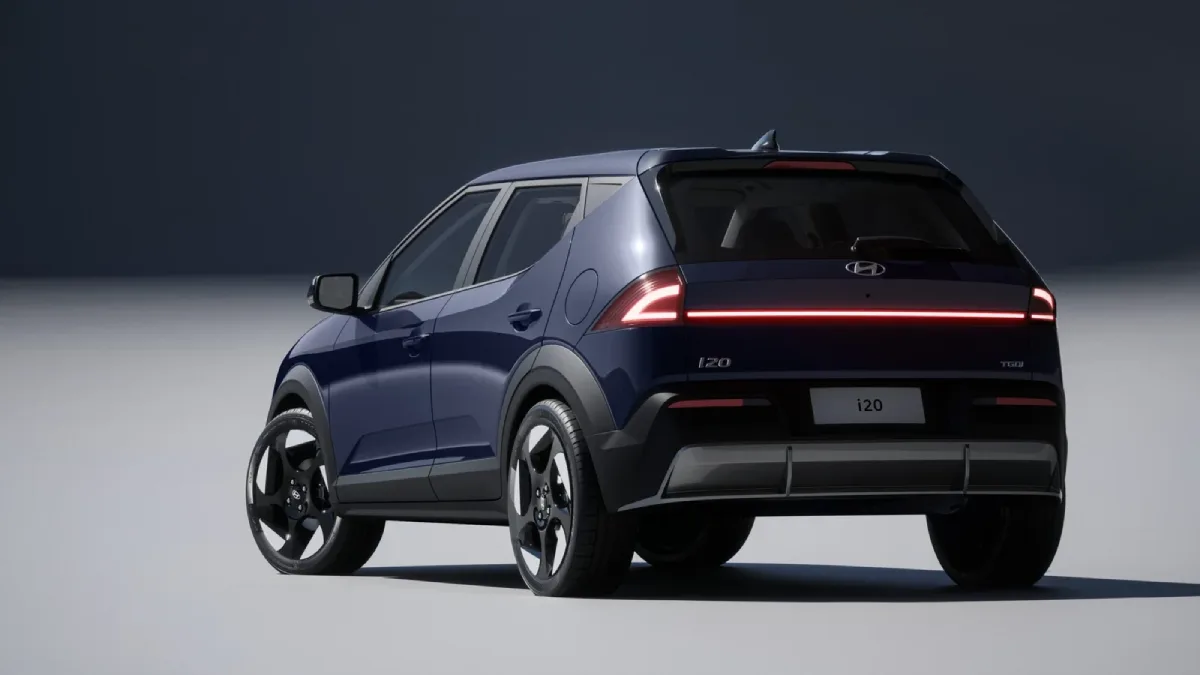 Nowy Hyundai i20 2026 z tyłu z poziomym pasem świetlnym