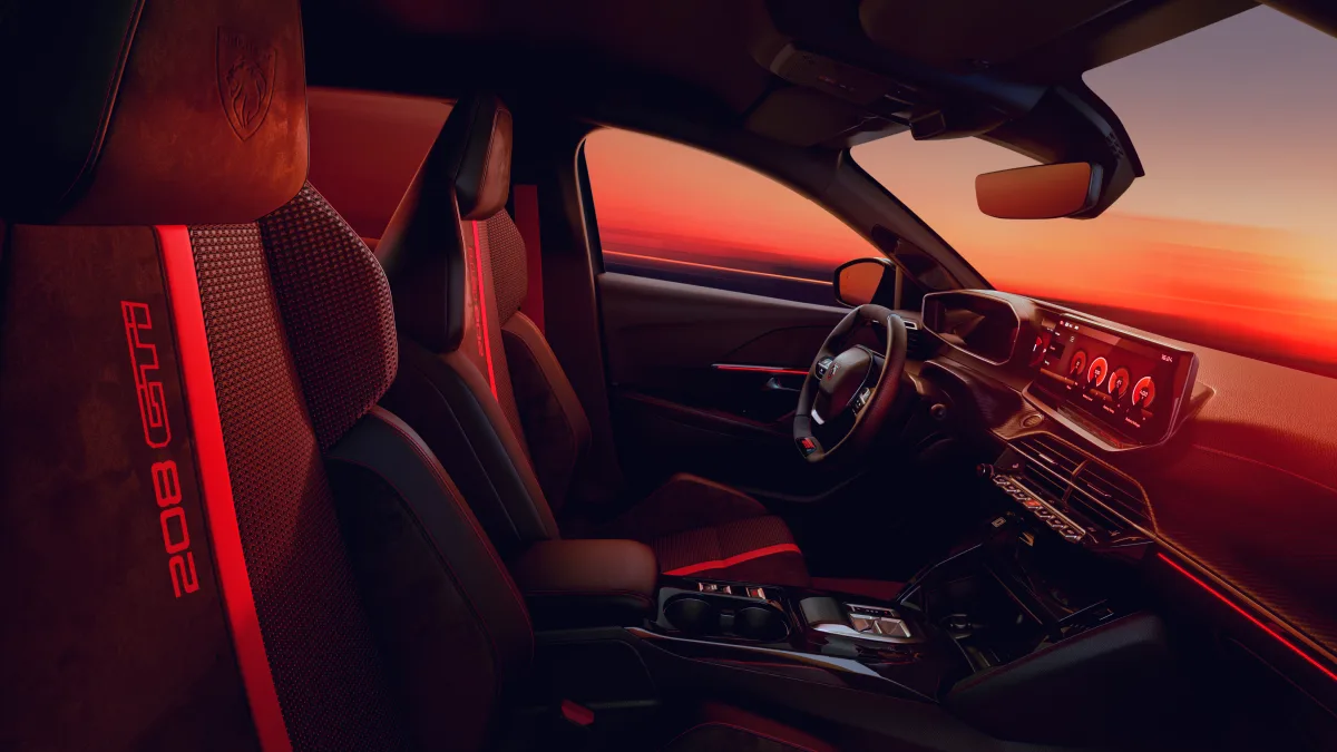 Wnętrze Peugeot E-208 GTi 2026 z fotelami GTi i cyfrowym kokpitem