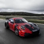Porsche 911 GT4 R podczas jazdy po torze wyścigowym