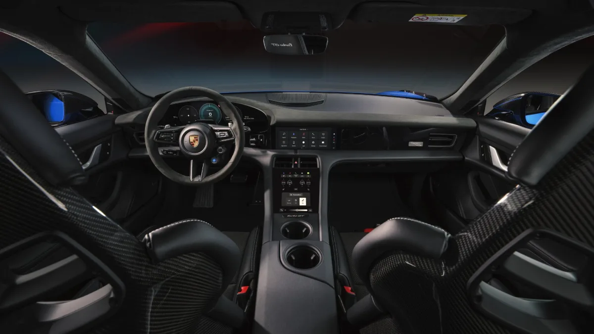 Kokpit Porsche Taycan 2027 z nowym systemem PCM i ekranami