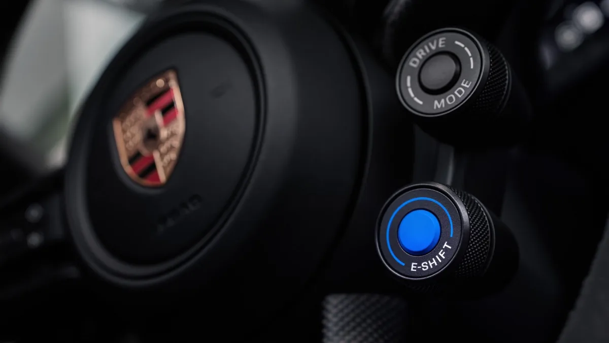 Przycisk E-Shift w Porsche Taycan 2027 przy kierownicy