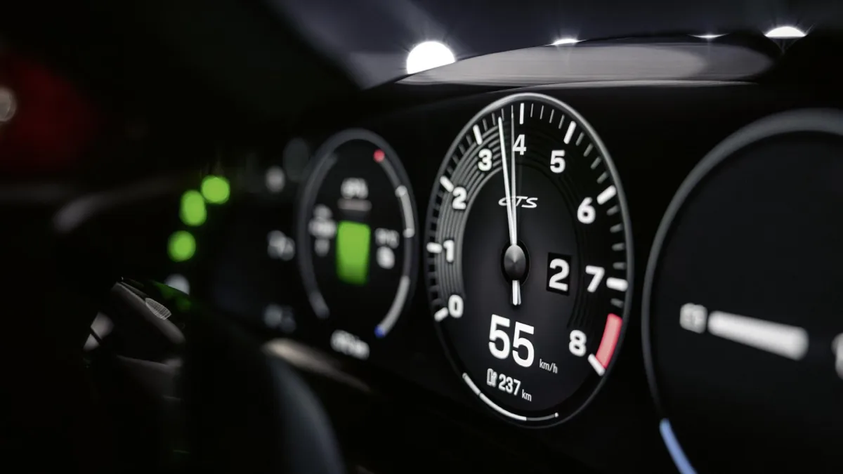 Wirtualny obrotomierz w Porsche Taycan 2027 z systemem E-Shift