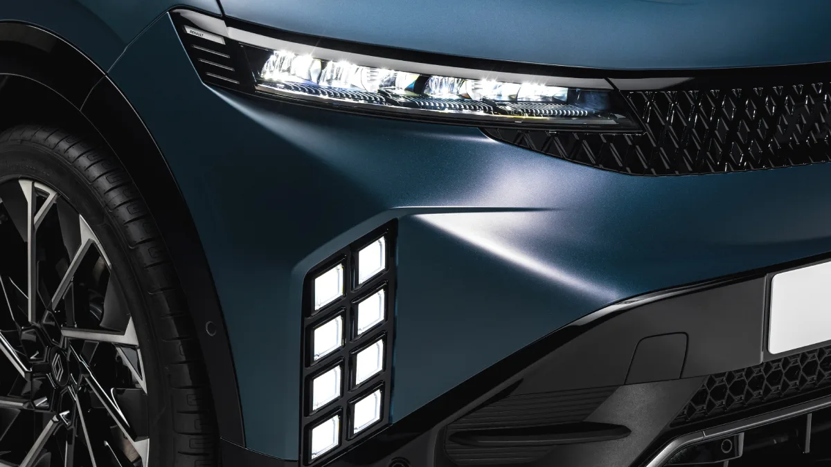 Nowy Renault Megane E-Tech electric 2026 – detal reflektora LED i przedniego pasa