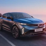 Nowy Renault Megane E-Tech electric 2026 po faceliftingu – widok z przodu w kolorze Satin Blue Slate