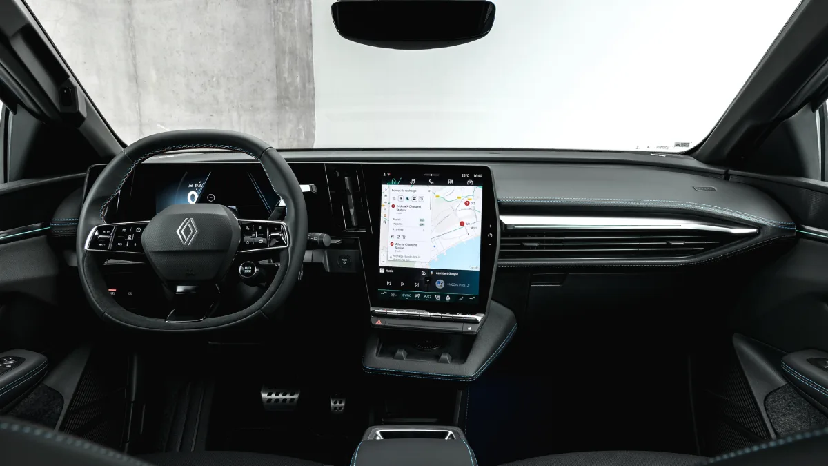 Wnętrze Renault Megane E-Tech electric 2026 z pionowym ekranem OpenR Link