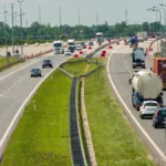 Ruch samochodów i ciężarówek na autostradzie A2 między Warszawą i Łodzią. Rozbudowa A2.