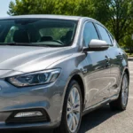 Samochód w upał stojący na odkrytym parkingu w pełnym słońcu