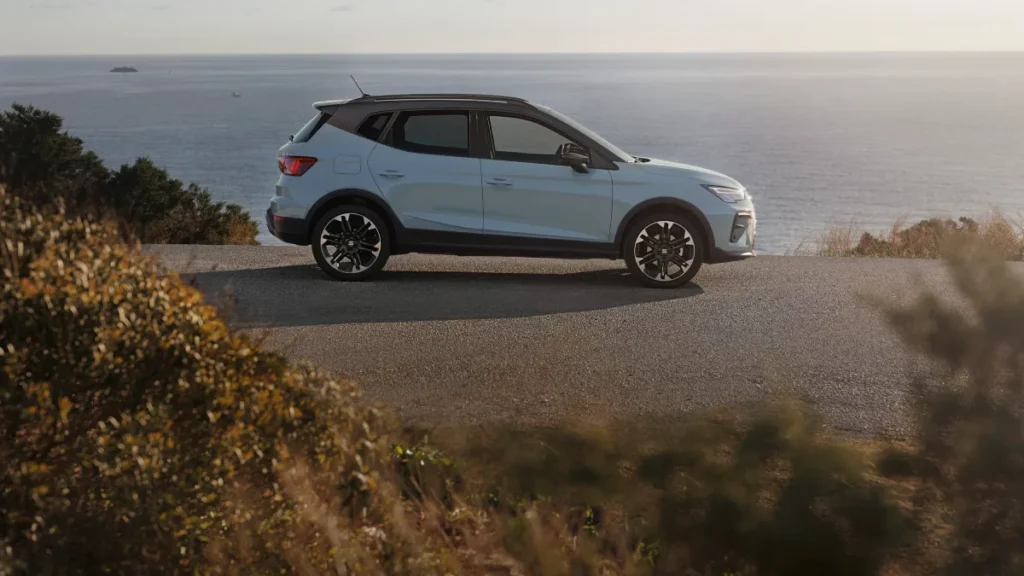SEAT Arona 2026 z boku jako kompaktowy miejski SUV nad morzem