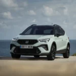 SEAT Arona 2026 z przodu jako miejski SUV na tle morza