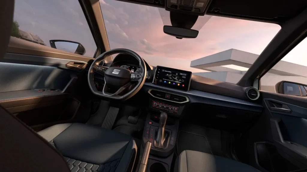 Wnętrze SEAT-a Arony 2026 z ekranem multimedialnym i kokpitem miejskiego SUV-a