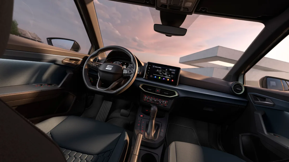 Wnętrze SEAT-a Arony 2026 z ekranem multimedialnym i kokpitem miejskiego SUV-a