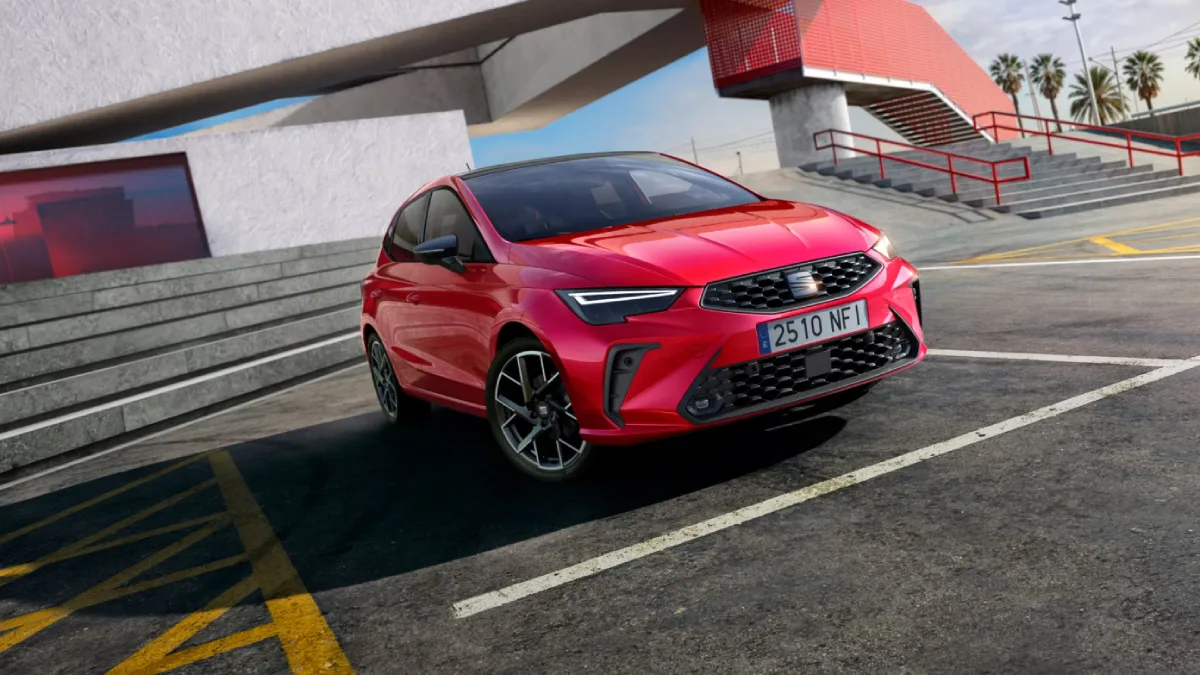 Czerwony SEAT Ibiza 2027 przy nowoczesnym budynku
