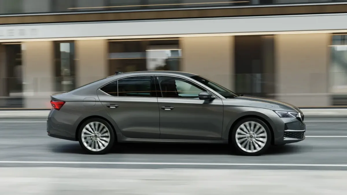 Skoda Octavia 2026 z profilu podczas jazdy ulicą.