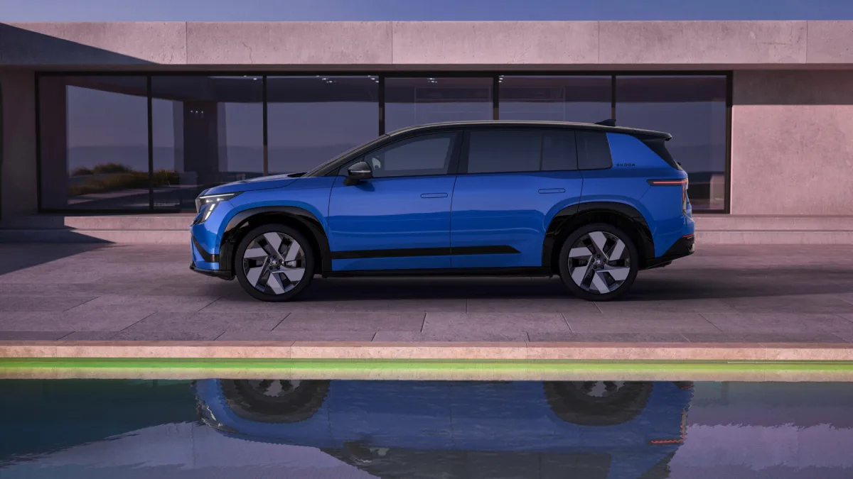 Niebieska Škoda Peaq Sportline pokazana z boku