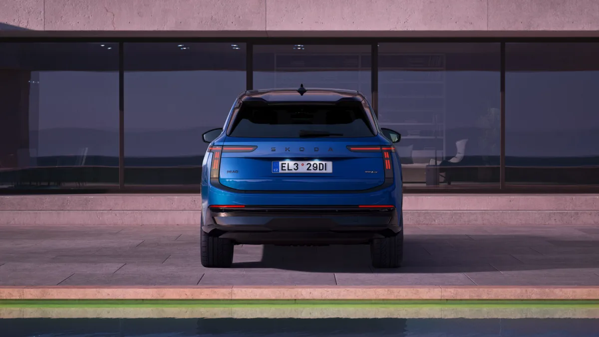 Niebieska Škoda Peaq Sportline pokazana z tyłu