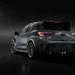 Toyota GRMN Corolla 2026 widoczna z tyłu z dużym spojlerem i potrójnym wydechem