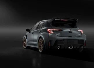 Toyota GRMN Corolla 2026 ma 300 KM i tylko dwa miejsca Toyota GRMN Corolla 2026 widoczna z tyłu z dużym spojlerem i potrójnym wydechem