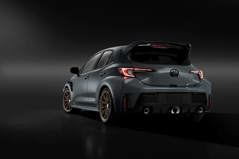 Toyota GRMN Corolla 2026 widoczna z tyłu z dużym spojlerem i potrójnym wydechem
