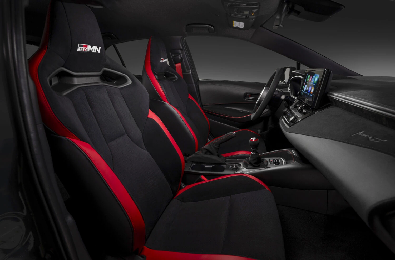 Wnętrze Toyoty GRMN Corolla 2026 z dwoma sportowymi fotelami GRMN