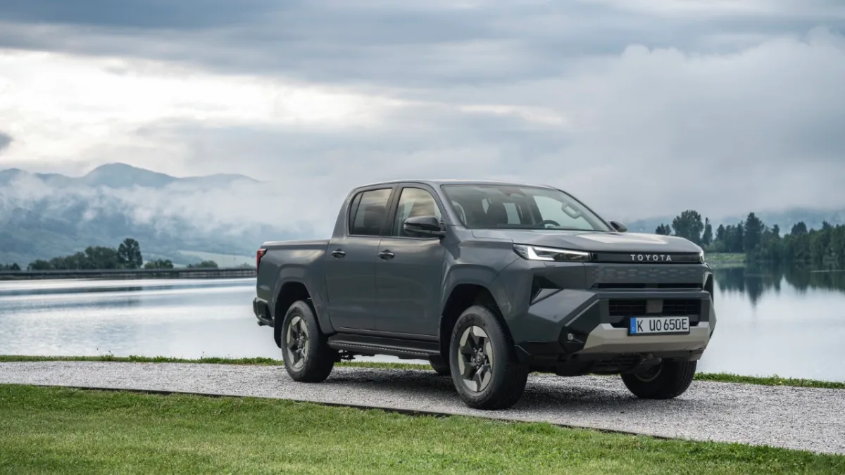 Nowa Toyota Hilux BEV w kolorze szarym nad jeziorem