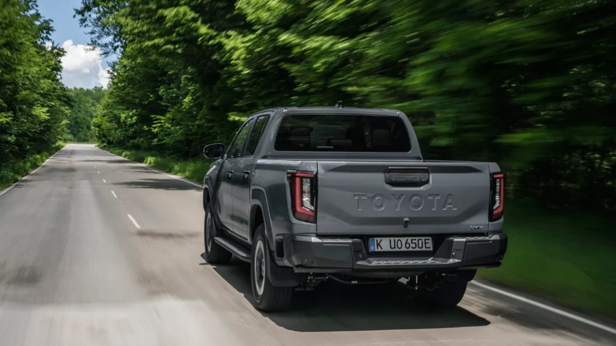 Tył elektrycznej Toyoty Hilux BEV podczas jazdy drogą