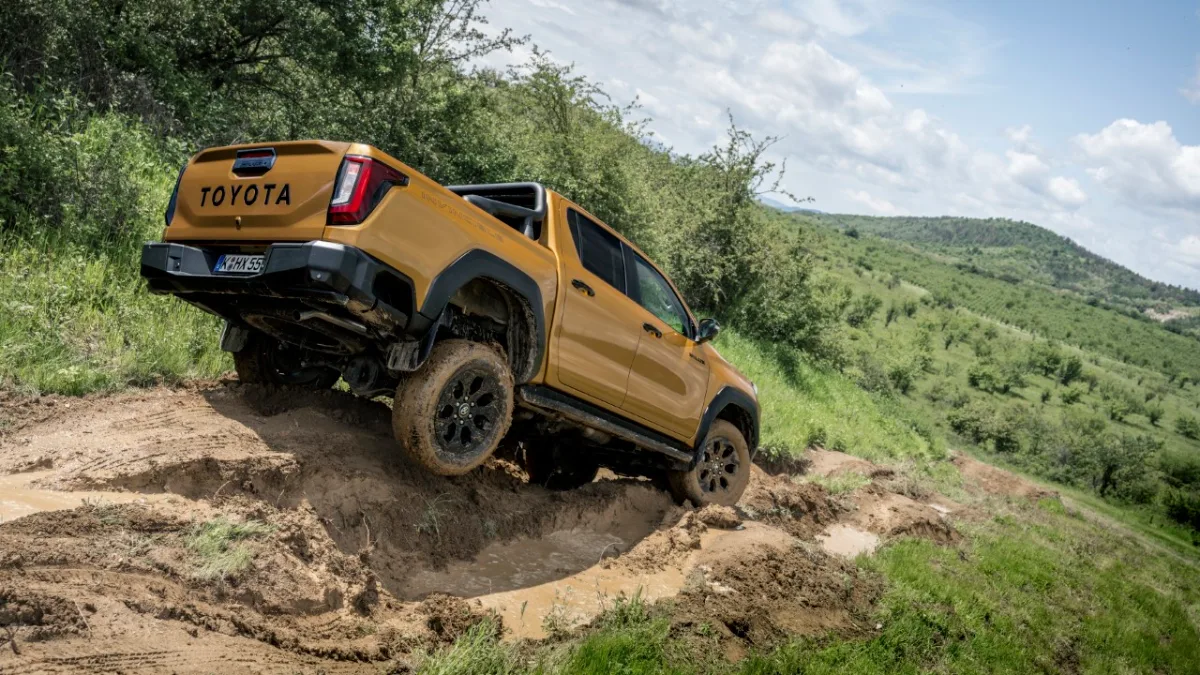 Toyota Hilux Hybrid 48V podczas jazdy w błotnistym terenie