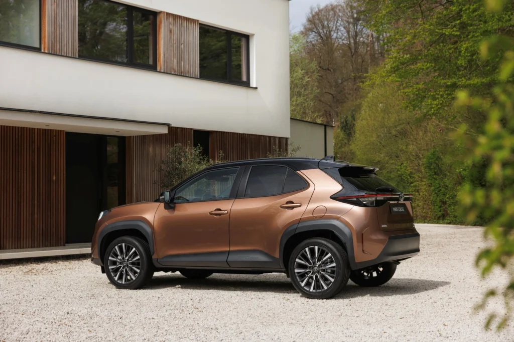 Toyota Yaris Cross 2026 w kolorze Precious Bronze pokazana z boku