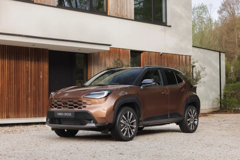Nowa Toyota Yaris Cross po modernizacji w kolorze Precious Bronze