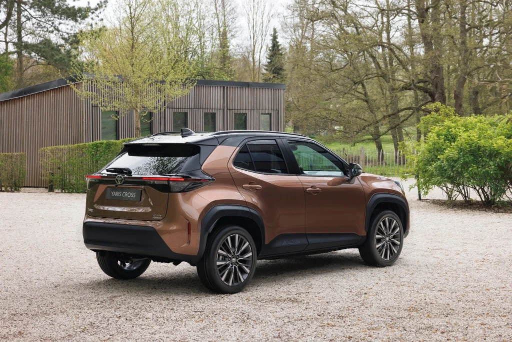 Toyota Yaris Cross 2026 z tyłu i z boku w wersji AWD-i