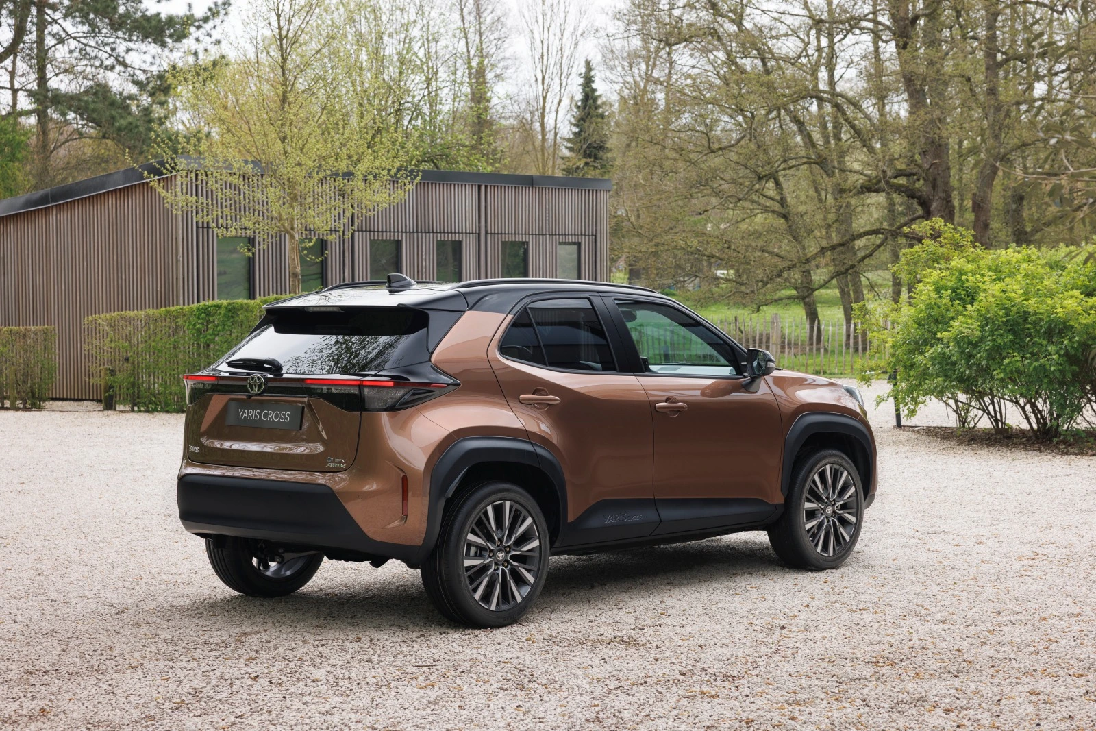 Toyota Yaris Cross 2026 z tyłu i z boku w wersji AWD-i