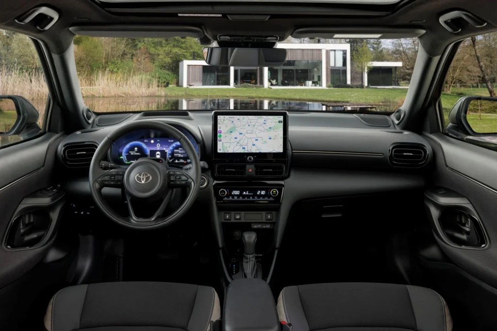 Wnętrze nowej Toyoty Yaris Cross z ekranem multimedialnym i cyfrowym kokpitem