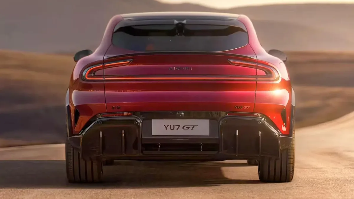 Tył czerwonego Xiaomi YU7 GT z szerokim pasem świetlnym