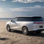 Biały Xpeng GX jako duży rodzinny SUV na plaży