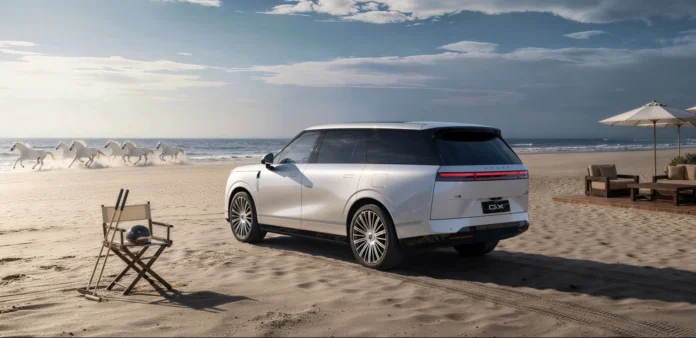 Biały Xpeng GX jako duży rodzinny SUV na plaży
